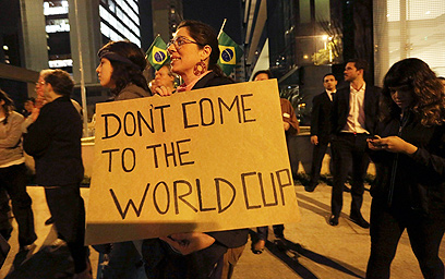 רק זה חסר לממשלה הברזילאית. "אל תבואו לגביע העולם" (צילום: רויטרס) (צילום: רויטרס)
