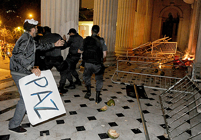 מחסומים נעקרו בחזית בית הנבחרים בריו דה ז'ניירו (צילום: AFP) (צילום: AFP)