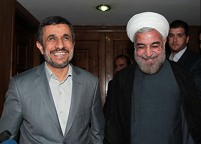 רוחאני מימין עם אחמדינג'אד. יחליף אותו בחודש הבא (צילום: AFP PHOTO / HO / IRANIAN PRESIDENCY WEBSITE) (צילום: AFP PHOTO / HO / IRANIAN PRESIDENCY WEBSITE)