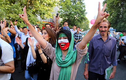 קריאות "איראן! איראן!" של החוגגים בטהרן (צילום: EPA) (צילום: EPA)