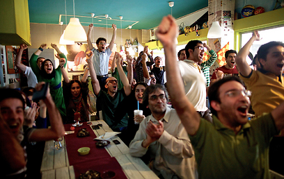שאגות הניצחון בטהרן. "סוף סוף משהו שיאחד אותנו" (צילום: AFP) (צילום: AFP)