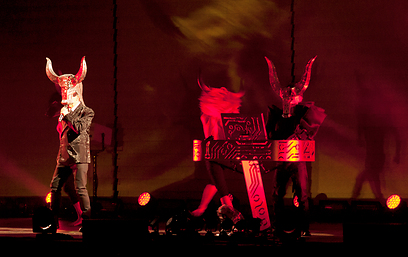 מלחמת השוורים על הבמה עם הרקדנים המוכשרים (צילום: ליטל אשל) (צילום: ליטל אשל)