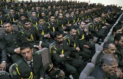 האחריות הביטחונית עוברת לידיהם. קציני צבא אפגניים (צילום: EPA) (צילום: EPA)