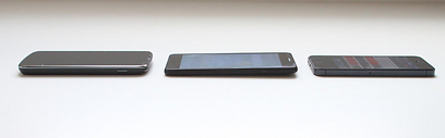במרכז: One Touch Idol Ultra. מימין אייפון 5 רזה, משמאל: נקסוס 4 בריא גוף (צילום: ירון ברנר) (צילום: ירון ברנר)