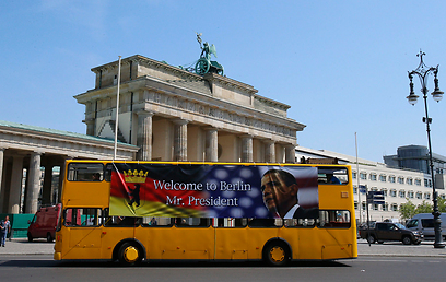 "ברוך הבא לברלין אדוני הנשיא". אוטובוס בברלין (צילום: רויטרס) (צילום: רויטרס)