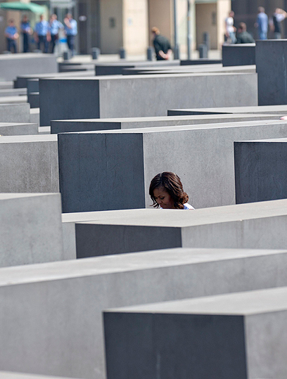 אובמה במבוך הבטון של אנדרטת השואה (צילום: רויטרס) (צילום: רויטרס)