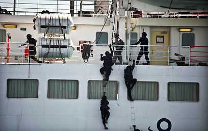 מתרגלים השתלטות על ספינה (צילום: AP) (צילום: AP)