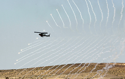 מסוק יורה נורים (צילום: AFP) (צילום: AFP)
