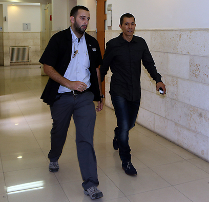 טביב נכנס לדיון בבית המשפט המחוזי בירושלים (צילום: עוז מועלם ) (צילום: עוז מועלם )