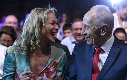 Sharon Stone with Peres at Presidential Conference (Photo: Daniel Bar-On, Shilo-Pro)