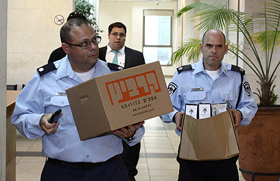 שוטרים מגיעים לדיון בהארכת המעצר (צילום: אבי מועלם)