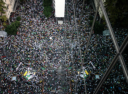 המחאה בריו. העם נחלק לשניים (צילום: רויטרס) (צילום: רויטרס)