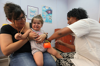 המטרה: להגן על כלל האוכלוסייה דרך הילדים. חיסונים בדרום (צילום: גיל יוחנן) (צילום: גיל יוחנן)