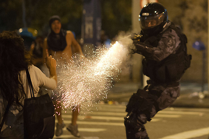 האלימות בברזיל. מפגין אחד כבר נהרג (צילום: AFP) (צילום: AFP)