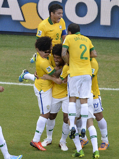 ברזיל חוגגת את היתרון של דאנטה  (צילום: AFP) (צילום: AFP)