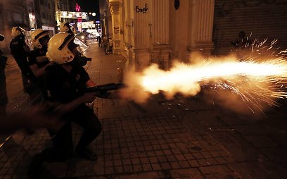 פיזור מפגינים בטורקיה. מרקל הביעה סלידה, והטורקים כועסים (צילום: EPA) (צילום: EPA)