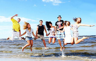 קיץ על החוף. צעירים רוצים חופשות מים (אילוסטרציה) (צילום: shutterstock) (צילום: shutterstock)