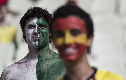 האוהדים מוסיפים הרבה צבע למשחק. חגיגה אמיתית בברזיל (צילום: EPA) (צילום: EPA)