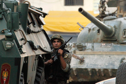 חייל בצידון, בעימותים עם אנשי אל-אסיר (צילום: רויטרס) (צילום: רויטרס)