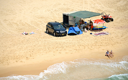 רוצים את הרכב קרוב למאהל. רוחצים בחוף הים, השבת (צילום: רשות הטבע והגנים) (צילום: רשות הטבע והגנים)