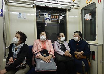 נוסעות בתחתית של טוקיו. שומרות את החיידקים לעצמן (צילום: יוסף ג'קסון) (צילום: יוסף ג'קסון)