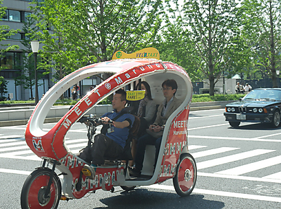 ואפשר לסייר בטוקיו גם כך. רכב תיירותי יפני (צילום: יוסף ג'קסון) (צילום: יוסף ג'קסון)