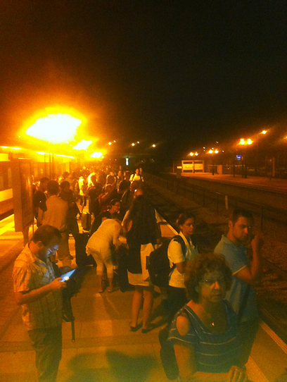 הנוסעים מחכים בתחנת הרכבת בחדרה (צילום: גבריאל וויל) (צילום: גבריאל וויל)