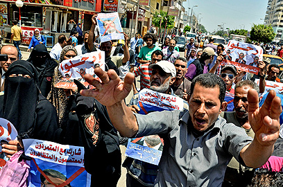 החילונים והליברלים במצרים טענו שמורסי איננו אלא פרעה חדש. הפגנה באיסמעיליה (צילום: AP) (צילום: AP)