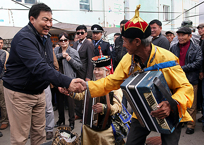 במונגוליה רוחשים כבוד גדול למתאבקים. מועמד האופוזיציה באטרדן (צילום: רויטרס) (צילום: רויטרס)
