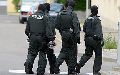 השוטרים בפשיטה בגרמניה                (AP) (AP)