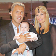 מזל טוב. קובי פרץ עם אשתו והילדים 