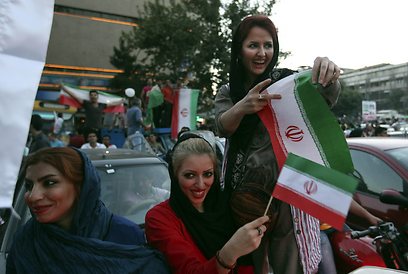 הנשים חגגו, אבל לא הורשו להיכנס לארועים הרשמיים (צילום: AP) (צילום: AP)