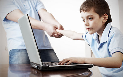 הילד לא זז מהמחשב? אולי יש לו חרדה חברתית או הפרעת קשב (צילום: shutterstock) (צילום: shutterstock)