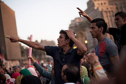 מפגינים בקהיר נגד הנשיא (צילום: AP) (צילום: AP)