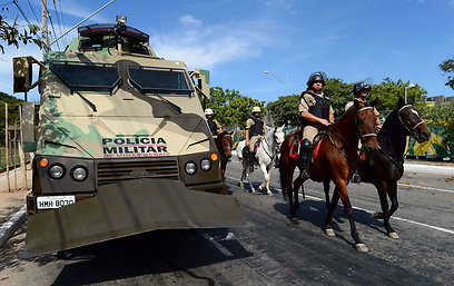 כוחות משטרה שומרים על הסדר (צילום: AFP) (צילום: AFP)