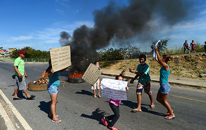מפגינים מנסים לחסום את הדרך לאצטדיון (צילום: AFP) (צילום: AFP)