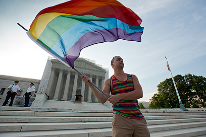 דגל הגאווה מול בית המשפט העליון בוושינגטון (צילום: AP) (צילום: AP)