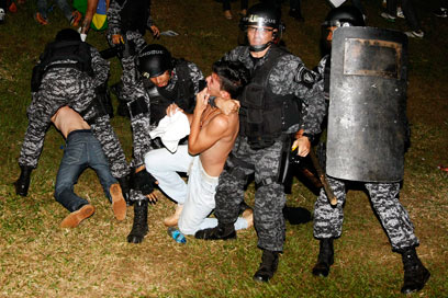 מפגינים שנעצרו הלילה ליד הפרלמנט בברזיליה (צילום: AFP) (צילום: AFP)