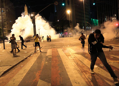 מהומות הלילה לא הרחק מהאיצטדיון. ב-2016: אולימפיאדה בריו (צילום: רויטרס) (צילום: רויטרס)