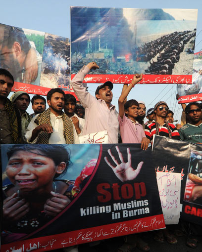 הנרדפים יחברו לג'יהאדיסטים. הפגנה בפקיסטן נגד אלימות נגד מוסלמים במיאנמר (צילום: AFP) (צילום: AFP)