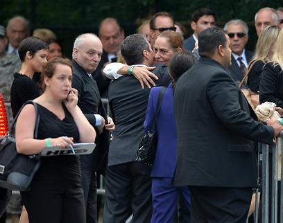 יוצר "הסופרנוס" דיוויד צ'ייס ומכרים נוספים בהלוויה (צילום: AFP) (צילום: AFP)