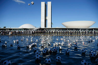 כדורי רגל מסומנים בצלב אדום מול מתחם הממשלה בברזיליה (צילום: רויטרס) (צילום: רויטרס)