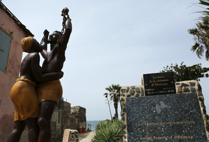 האנדרטה לזכר העבדים באי. כיום המבצר הנורא הוא מוזיאון (צילום: רויטרס) (צילום: רויטרס)