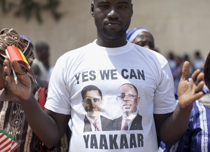 "כן אנחנו יכולים. תקווה". מעריץ עם חולצה של אובמה והנשיא סל (צילום: AP) (צילום: AP)