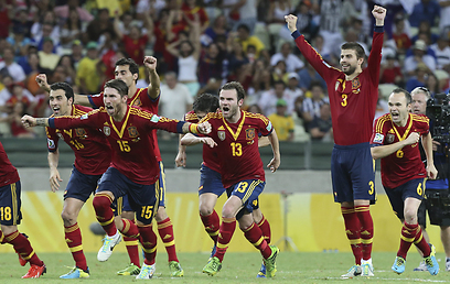 שחקני ספרד חוגגים את העלייה לגמר (צילום: AP) (צילום: AP)