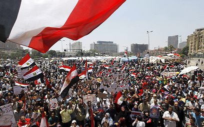 אלפים הפגינו גם בקהיר (צילום: AP) (צילום: AP)