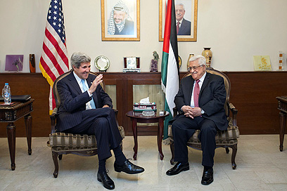מזכיר המדינה והנשיא הפלסטיני בירדן (צילום: AFP) (צילום: AFP)