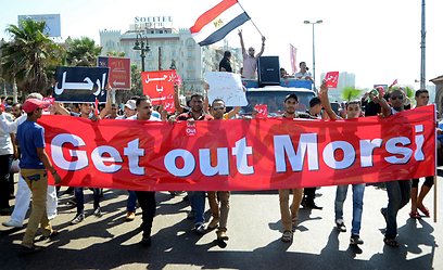 פעילים נגד מורסי ברחובות אלכסנדריה (צילום: AFP) (צילום: AFP)