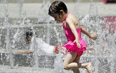 ילדה מתקררת בלוס אנג'לס (צילום: AP) (צילום: AP)