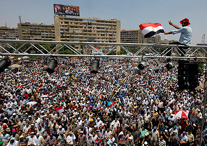 הפגנה המונית בקהיר, היום (צילום: AP) (צילום: AP)